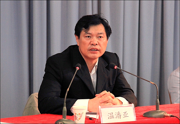 我校院长温潘亚在典礼上讲话